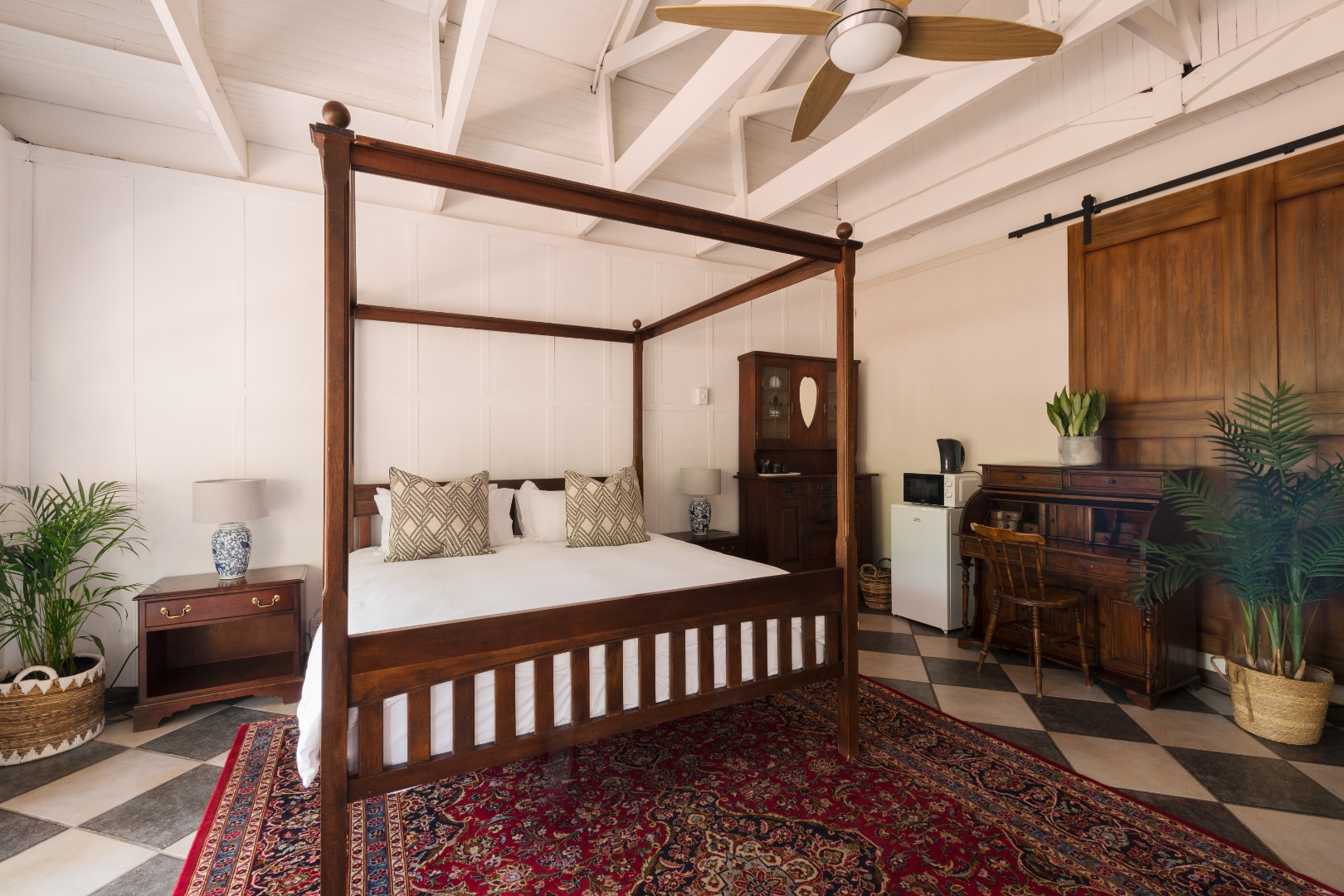 Four-poster bed suite at House Falcon Guest House Pretoria